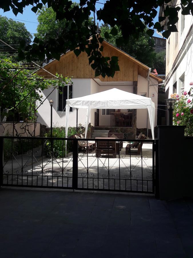 Ira & Vaso'S Guest House Borjomipark Экстерьер фото